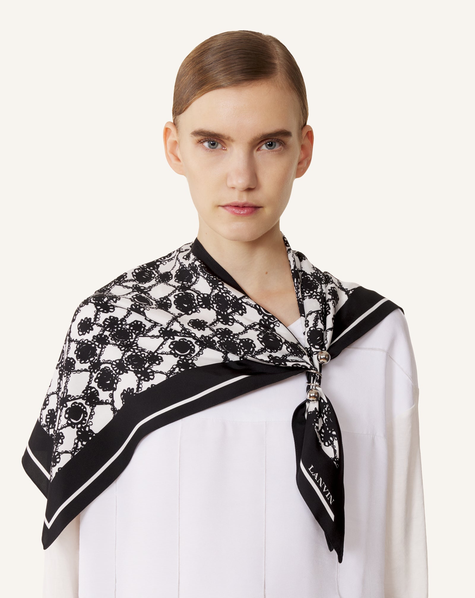 MARGUERITE MOTIF TOP WITH JEWELRY FASTENER