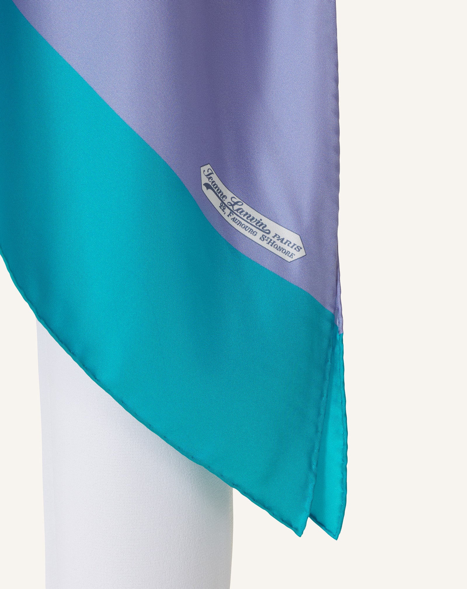 GRAPHIC PRINT SILK TOP