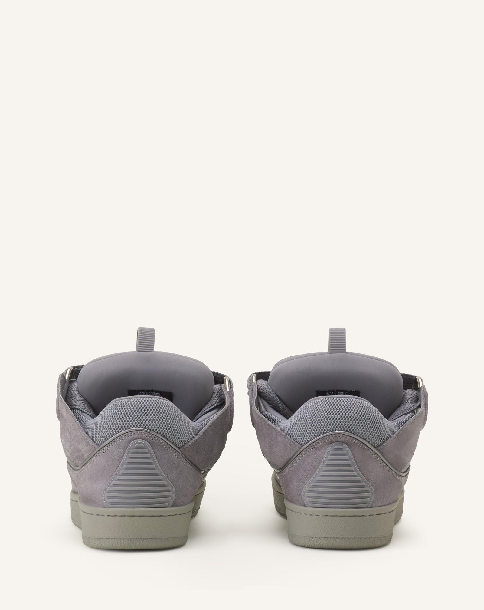 SNEAKERS CURBS EN SUEDE MONOCOLOR GRIS