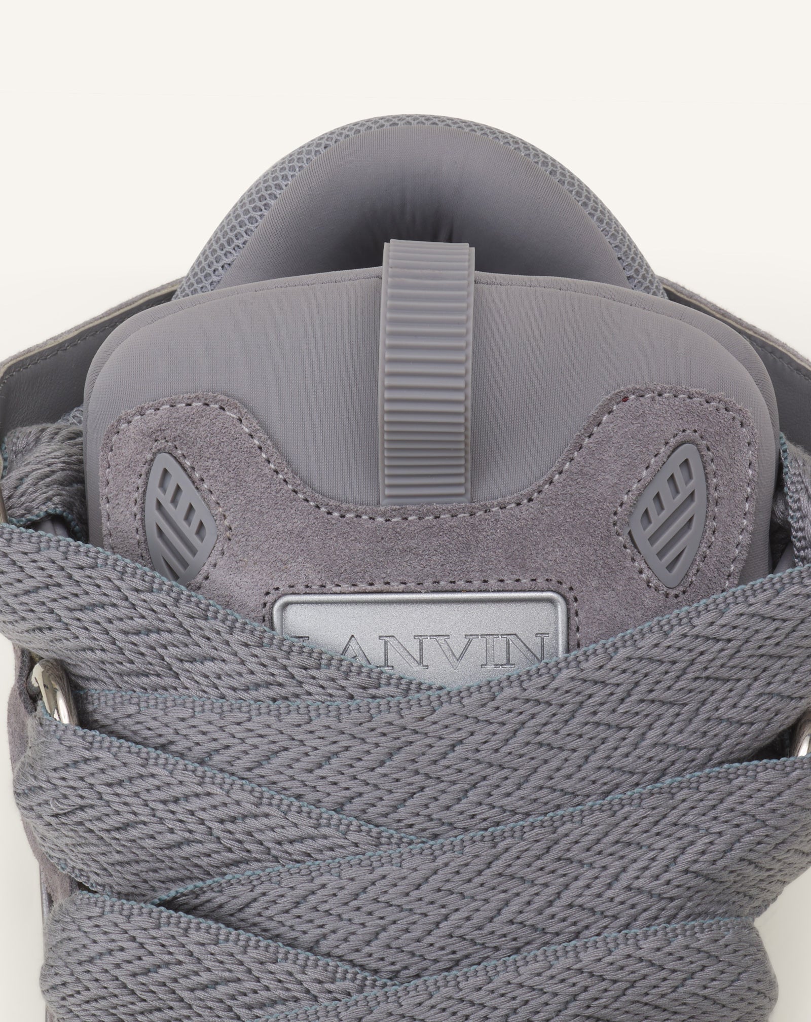 SNEAKERS CURBS EN SUEDE MONOCOLOR GRIS
