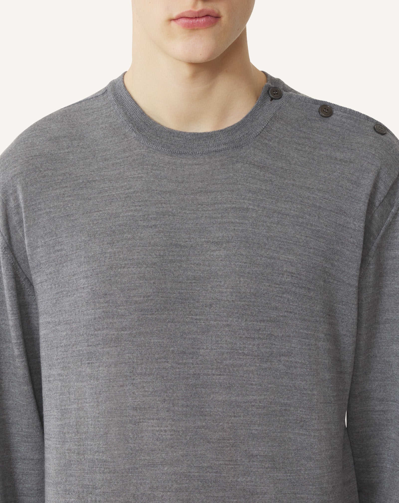 PULL CLASSIQUE EN LAINE MÉRINOS NOIR