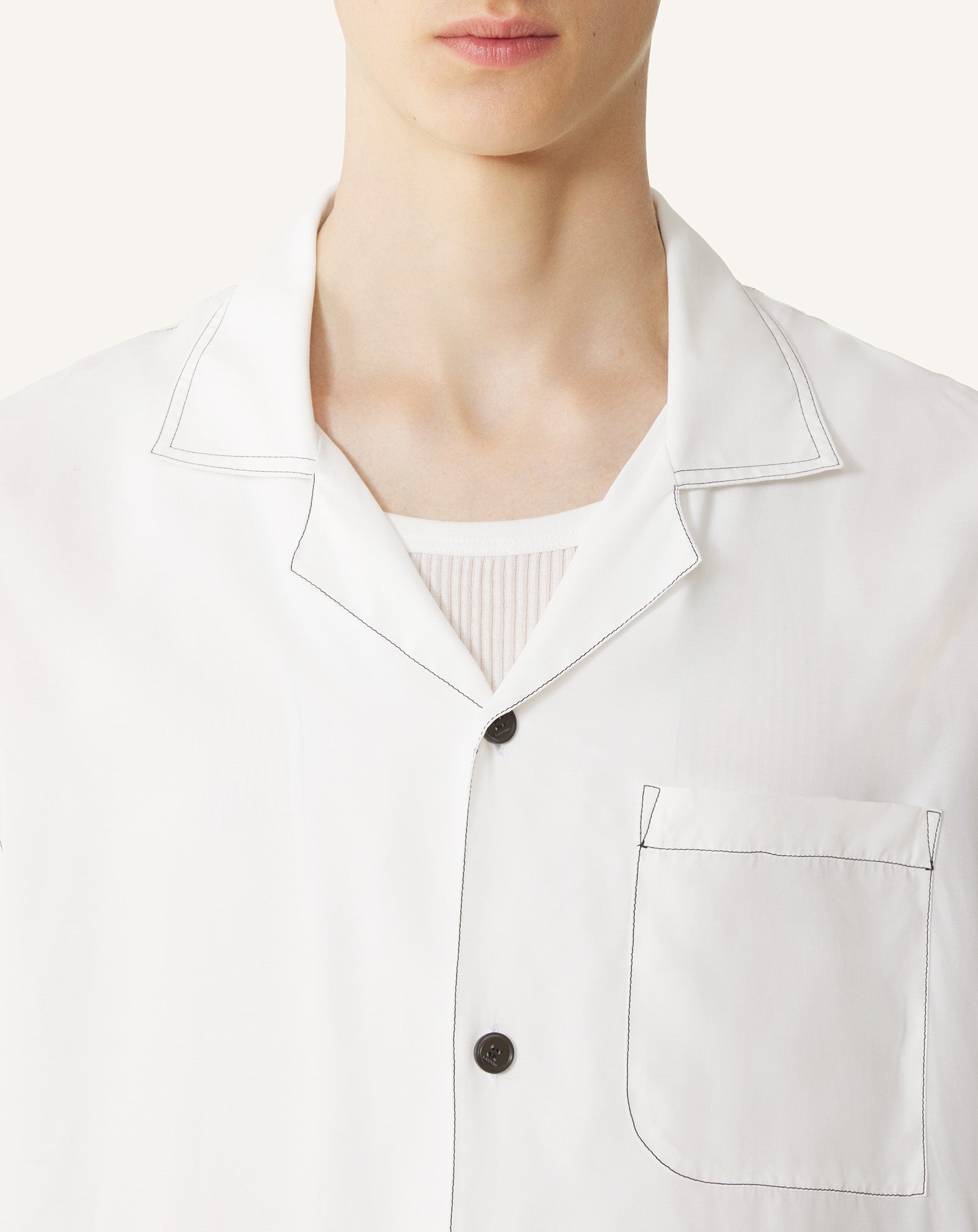 WHITE SHIRT WITH MOTHER AND DAUGHTER PRINT ON THE BACK