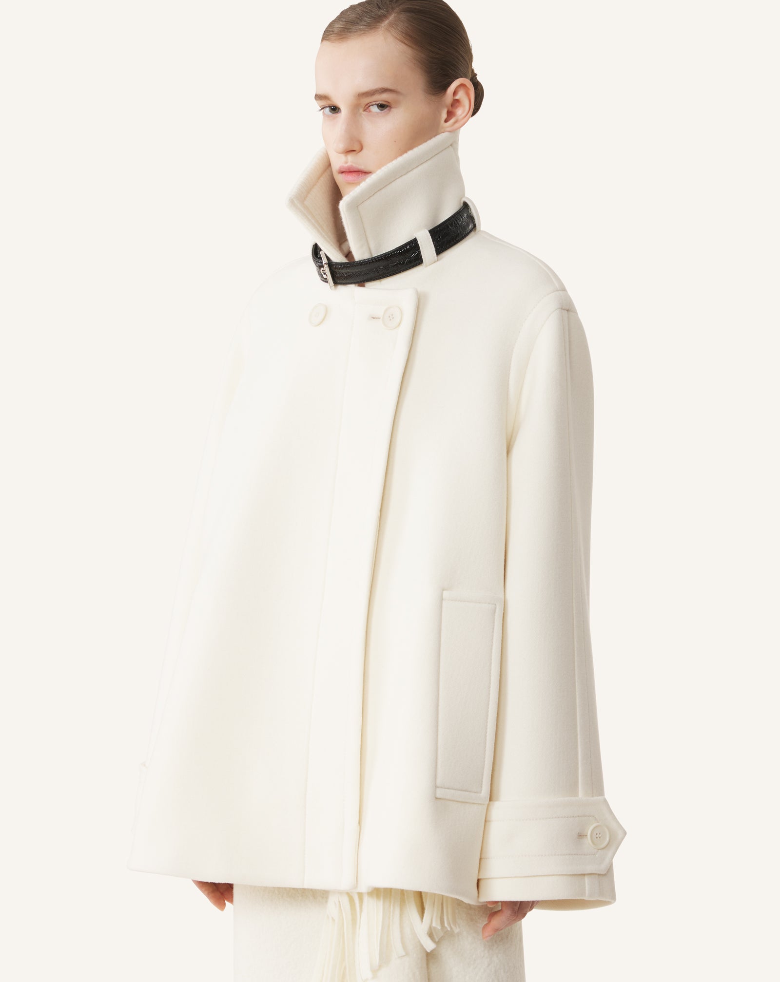 WHITE SHORT WOOL COAT WITH STAND-UP COLLAR