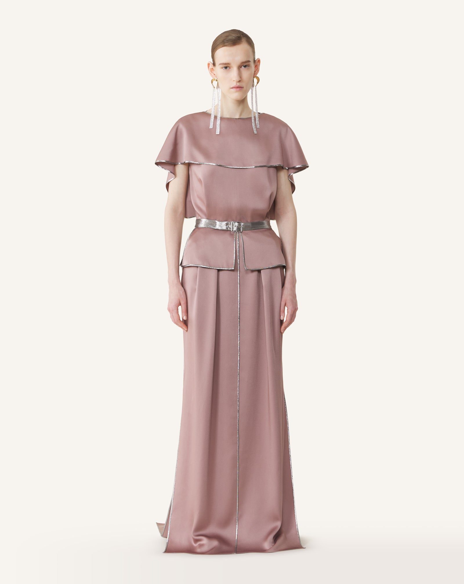 ROBE LONGUE À BASQUE EN SATIN