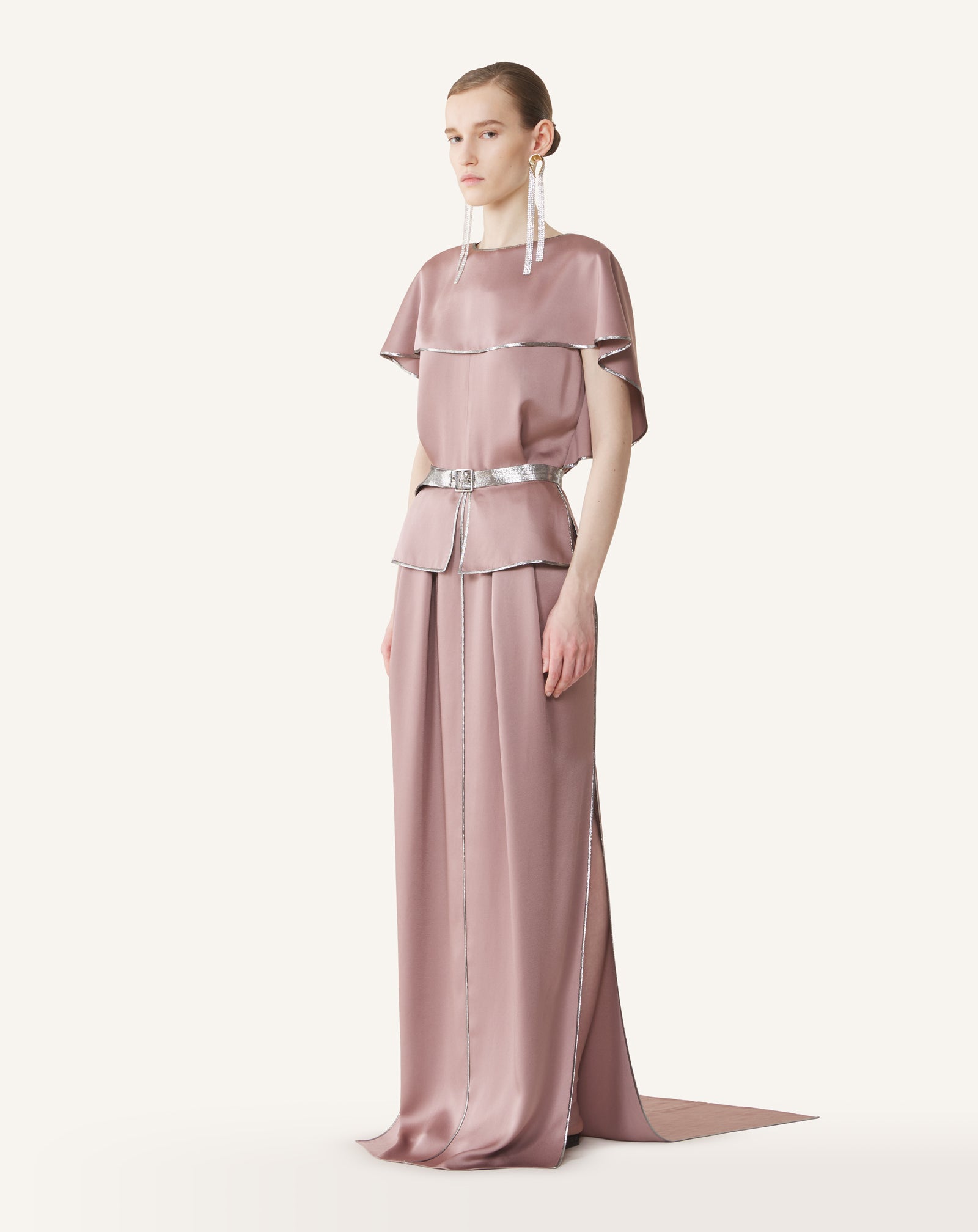 ROBE LONGUE À BASQUE EN SATIN
