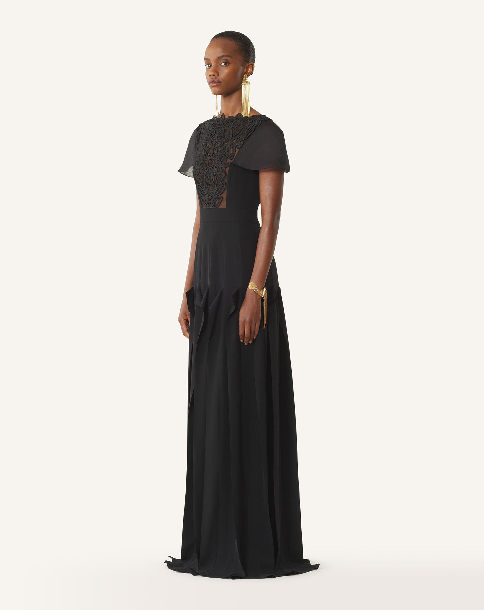ROBE À PLASTRON BRODÉ EN GEORGETTE DE SOIE NOIR