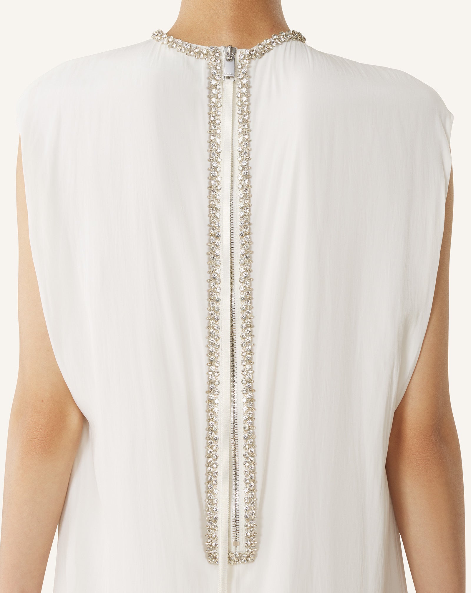 ROBE BRODÉE EN CHARMEUSE BLANC