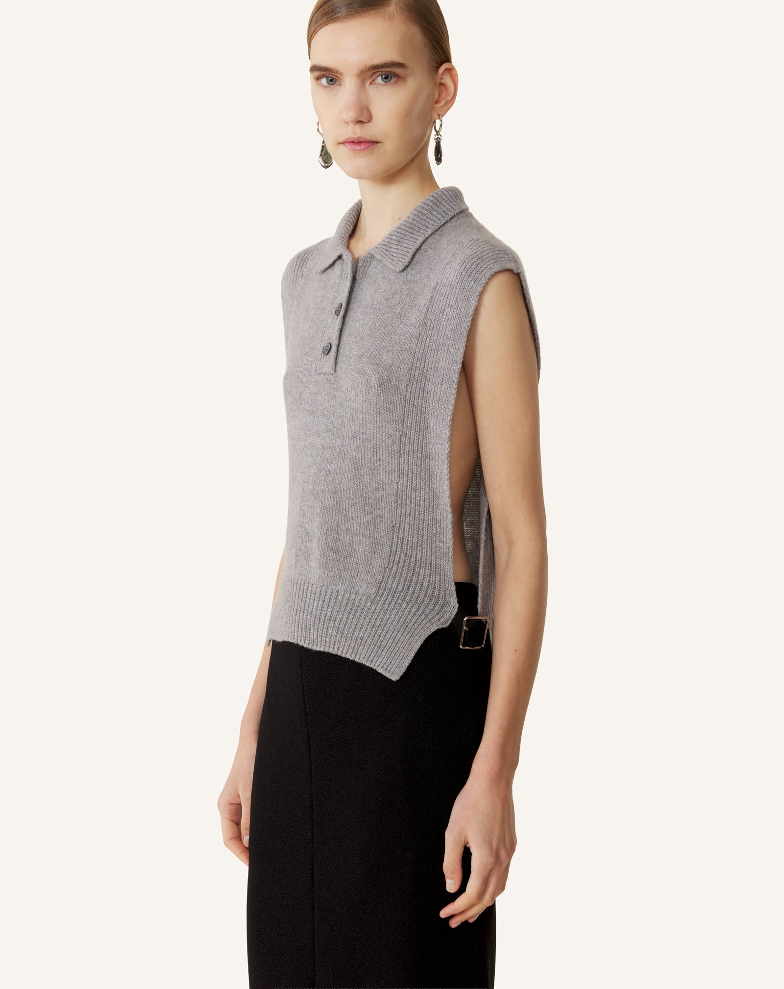 SLEEVELESS CASHMERE SWEATER