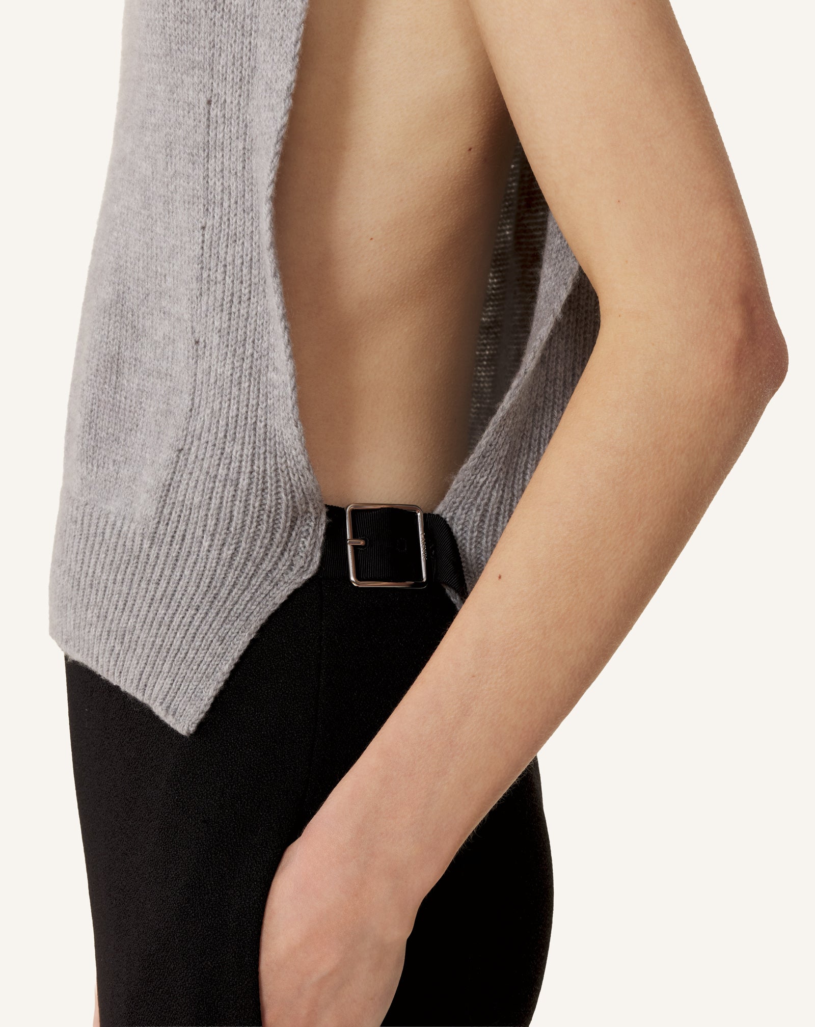 SLEEVELESS CASHMERE SWEATER